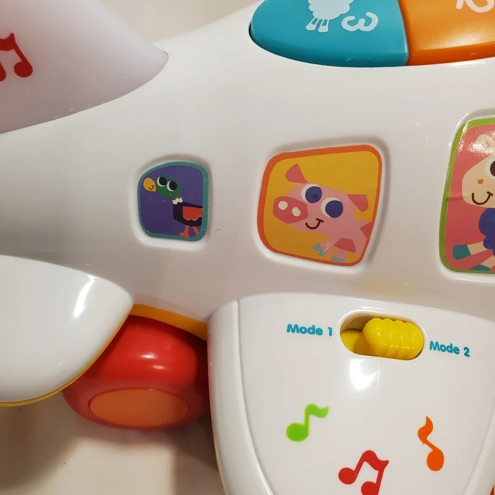 Huile Musical AirPlane moves, talks plays music with flashing lights video